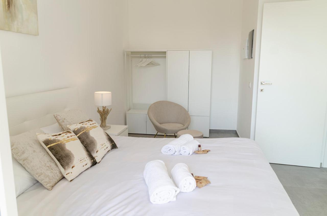 Апартаменты Apulialux - Exclusive And Modern City View, Private Parking Бари Экстерьер фото