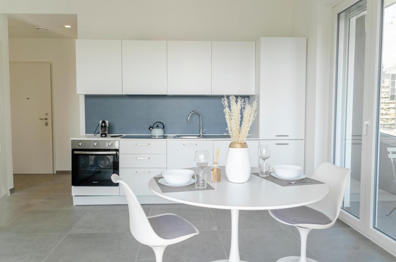 Апартаменты Apulialux - Exclusive And Modern City View, Private Parking Бари Экстерьер фото