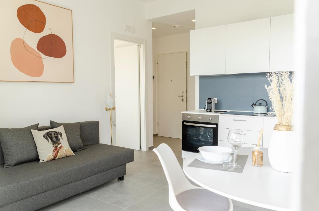 Апартаменты Apulialux - Exclusive And Modern City View, Private Parking Бари Экстерьер фото