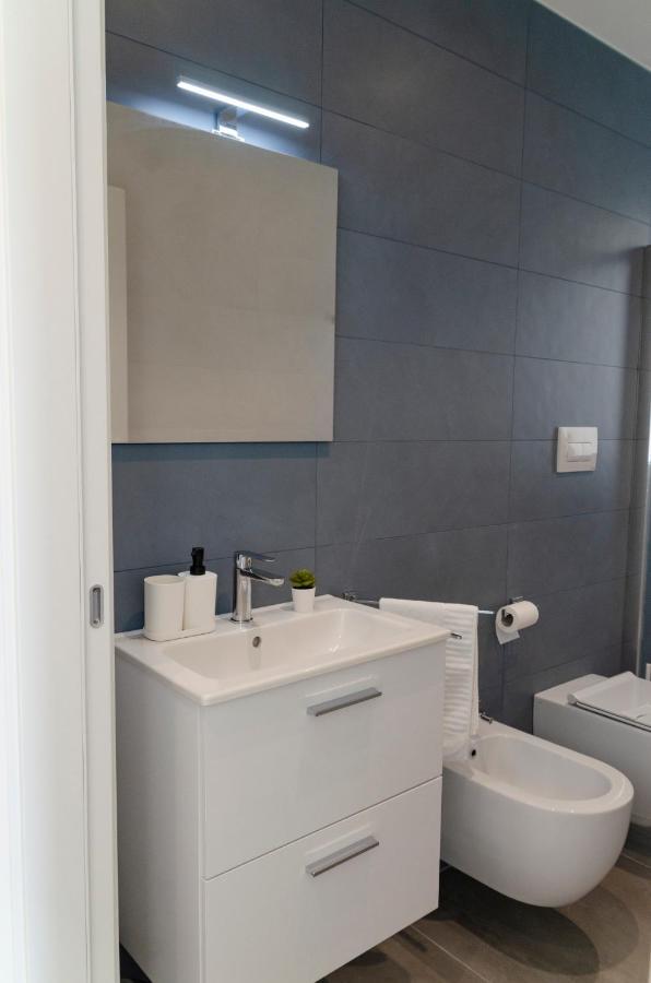 Апартаменты Apulialux - Exclusive And Modern City View, Private Parking Бари Экстерьер фото